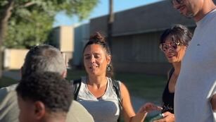 Valeria Soltermam y Maximiliano Postovit junto a vecinos