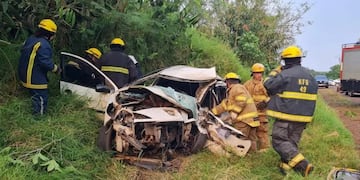 Accidente fatal en Eldorado: hay dos jovenes fallecidos y un conductor prófugo.