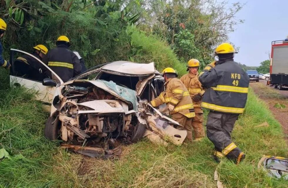 Accidente fatal en Eldorado: hay dos jovenes fallecidos y un conductor prófugo