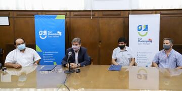 El intendente Emir Félix con los directivos de la Universidad de Mendoza firmaron un convenio.