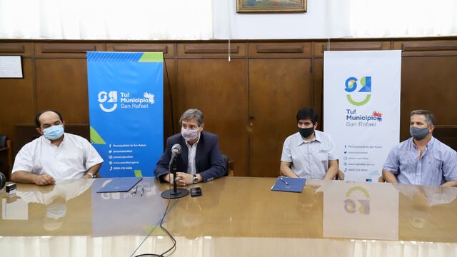 El intendente Emir Félix con los directivos de la Universidad de Mendoza firmaron un convenio.