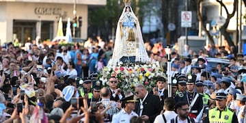 La imagen de la Virgen de La Merced recorrió las calles de barrio sur hasta la plaza Independencia.