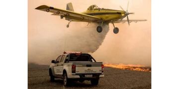 Un avión hidrante combate las llamas desde el aire en el incendio de Caminiaga. (Foto / Gobierno de Córdoba)