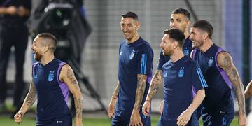 Los jugadores de la selección de Argentina (i-d) Alejandro "Papu" Gómez, Ángel Di María, Leo Messi, Leandro Paredes y Rodrigo de Paul participan en el entrenamiento del equipo nacional en Doha, Catar.