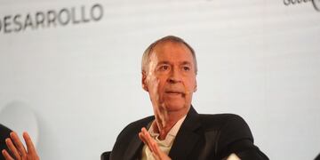 El gobernador Juan Schiaretti en la disertación en el Grupo Clarín sobre democracia y desarrollo. (Federico López Claro)