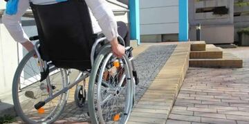 Joven en silla de ruedas