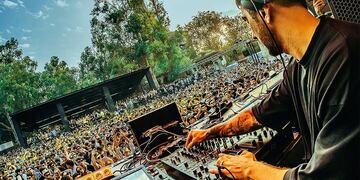 El DJ británico fue de menos a más y terminó haciendo bailar a miles de personas hasta el amanecer.
