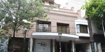 En este apart hotel fueron hallados los cadávares de una mujer y su hijo y pudieron rescatar a un menor que se encontraba con ellos. José Gutiérrez/Los Andes