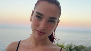 Dua Lipa apostó por un look total white y demostró ser una reina fashionista