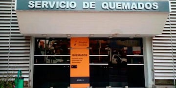 El policía fue derivado al Instituto del Quemado de Córdoba.