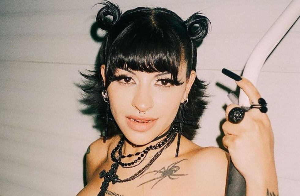 Al estilo reina del hielo, Cazzu conquistó más de 1 millón de corazones en “cat-suit” blanco y bucaneras