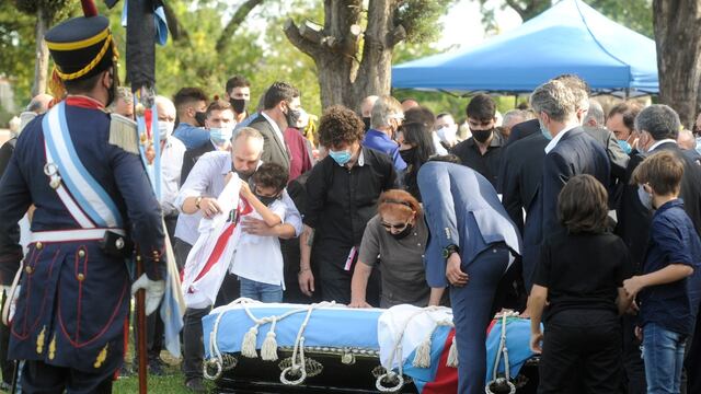 Familiares y amigos se despiden de Carlos Saul Menem, el hombre más influyente en el país durante los años 90. Foto: Clarín