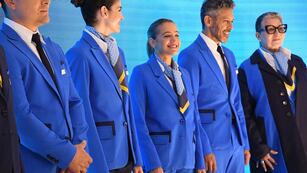 Así son los nuevos uniformes de Aerolíneas Argentinas diseñados por Benito Fernández y Ricky Sarkany. (Gentileza Télam)