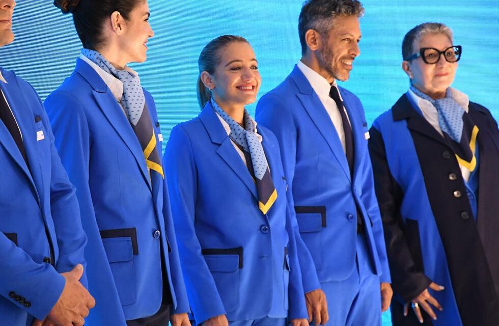 Así son los nuevos uniformes de Aerolíneas Argentinas diseñados por Benito Fernández y Ricky Sarkany