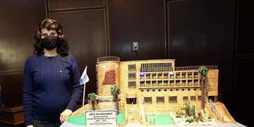 Cecilia Flores junto a su obra, que está expuesta en la Legislatura sanjuanina.