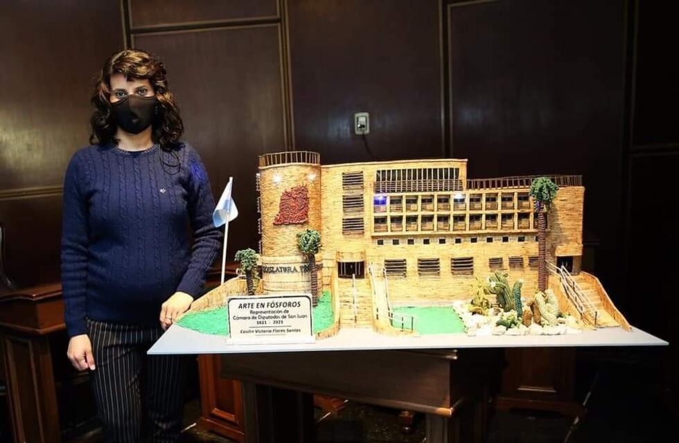 Una sanjuanina hizo una réplica en miniatura de la Legislatura Provincial sólo con fósforos