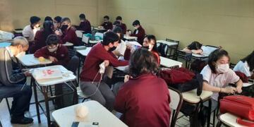 Tejen mantas para personas en situación de calle.