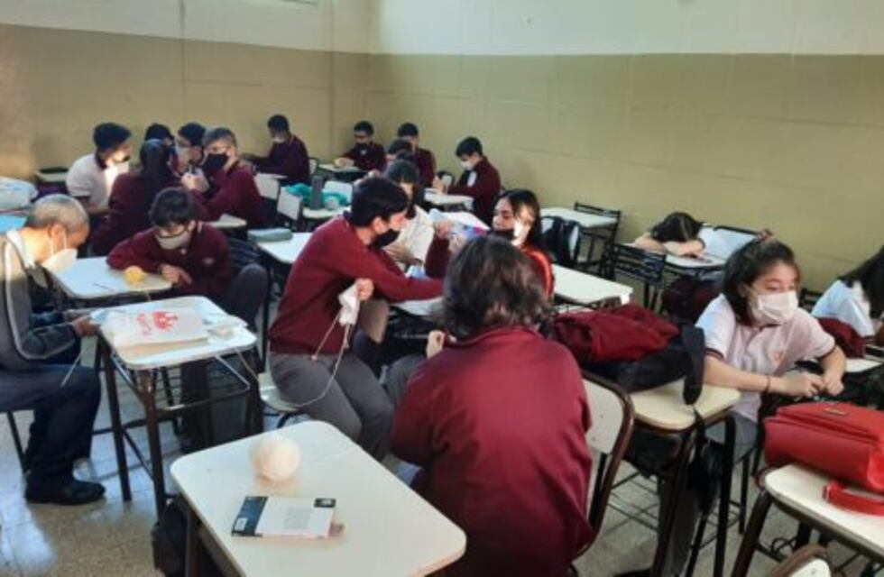 Solidaridad cordobesa: alumnos confeccionan mantas para personas en situación de calle