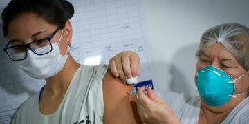 Personal sanitario recibe la Vacuna Sputnik V.