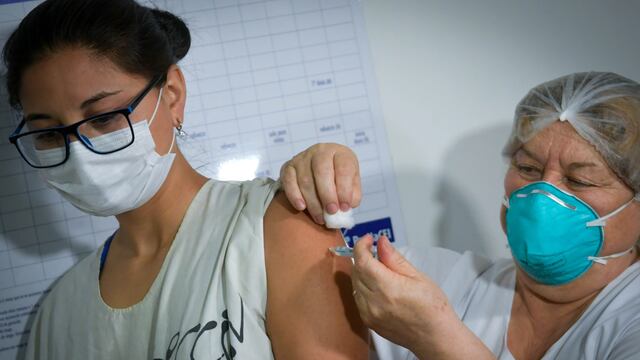 Personal sanitario recibe la Vacuna Sputnik V.