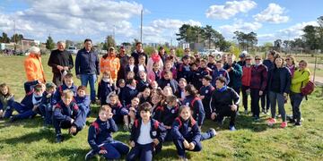 Alumnos del Colegio Holandés plantaron árboles en el predio del Polo Educativo de Tres Arroyos