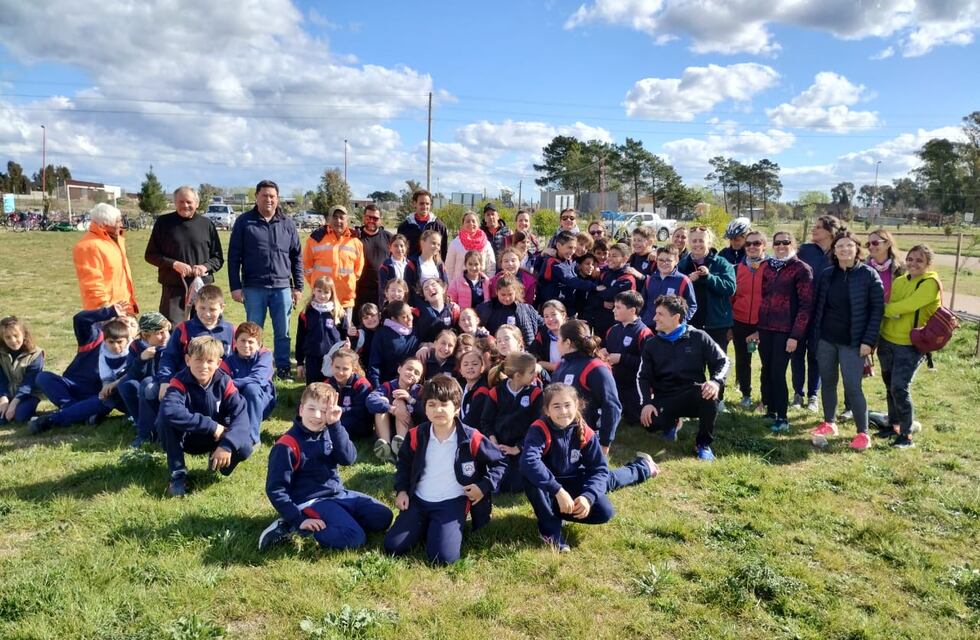 Alumnos del Colegio Holandés plantaron árboles en el predio del Polo Educativo de Tres Arroyos