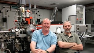 Alberto Saal, el cordobés que descubrió agua en la Luna, junto al científico Erik Hauri. (Foto: Northwestern University)