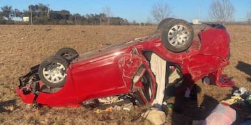 Volcó un auto en la autopista.