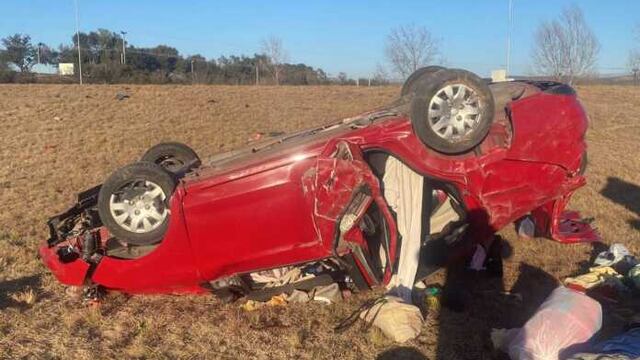 Volcó un auto en la autopista.