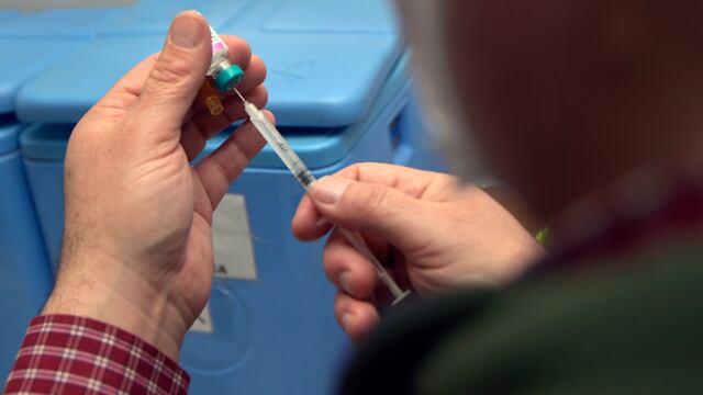 Cómo avanzó la confianza en las vacunas en tres años. Foto: Orlando Pelichotti / Los Andes