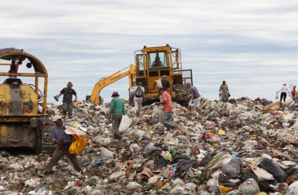 Macabro hallazgo en un basural de Corrientes: trabajadores encontraron un feto de unos 8 meses de gestación