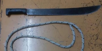 Ató de pies y manos a su pareja y la amenazó con un machete.