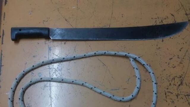 Ató de pies y manos a su pareja y la amenazó con un machete.