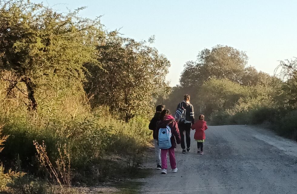 Caminaban varios kilómetros para llegar al colegio y un policía de Córdoba les dio una inesperada sorpresa
