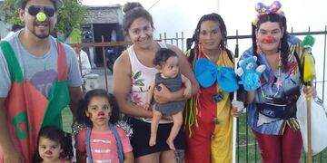 Payasos barren veredas a cambio de donaciones en Rafaela