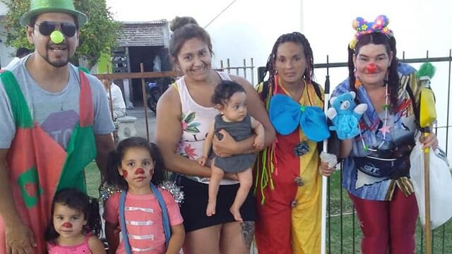 Payasos barren veredas a cambio de donaciones en Rafaela