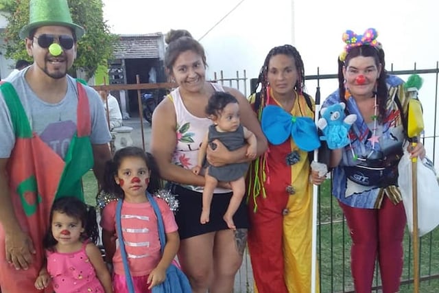 Payasos barren veredas a cambio de donaciones en Rafaela