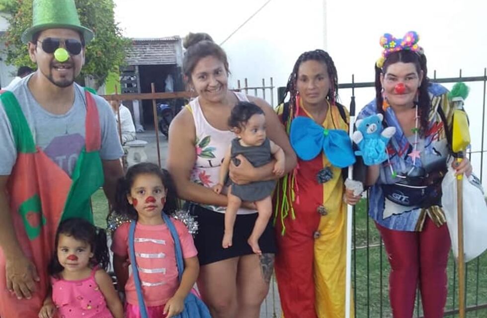 Volvieron los payasos a barrer veredas a cambio de donaciones