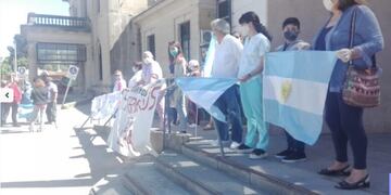 Abrazo simbólico al Hospital Pirovano realizado por personal de Enfermería el pasado 20 de noviembre (foto: Diario3)