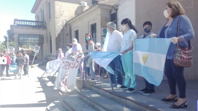 Enfermeros acompañados por representantes del Sindicato de Trabajadores Municipales, realizaron un abrazo simbólico al Hospital Pirovano (foto: Diario 3)