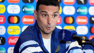 A lo Colapinto: El piropo en plena entrevista que descolocó a Lionel Scaloni (AP)