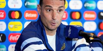A lo Colapinto: El piropo en plena entrevista que descolocó a Lionel Scaloni (AP)
