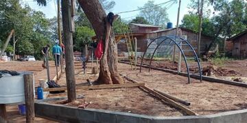 Realizan obras de mejoras en plazas de Puerto Iguazú.