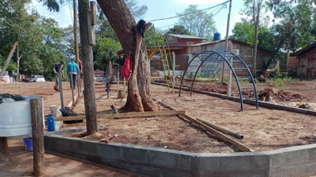 Realizan obras de mejoras en plazas de Puerto Iguazú.