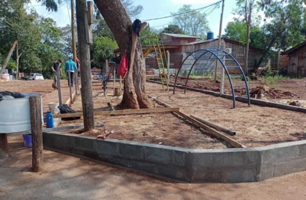 Realizan obras de mejoras en plazas de Puerto Iguazú