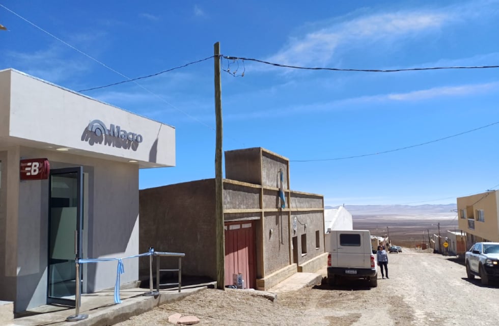 Vecinos y turistas, agradecidos: en los confines de Jujuy ya funciona un cajero automático