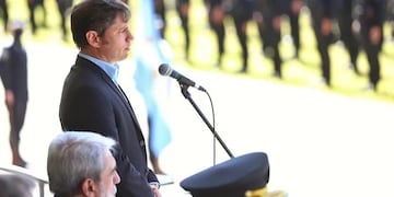 El gobernador de la Provincia, Axel Kicillof, durante el acto celebrando los 200 años de la Policía. Twitter @infobae