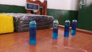 Las pruebas de campo Narcotest aplicadas a las muestras extraídas de los paquetes dieron resultado positivo para cocaína.