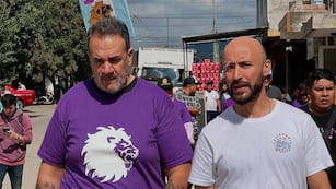 "Caminamos los barrios y escuchamos de primera mano las necesidades reales de la gente", dijo el candidato libertario a concejal Gustavo Martínez (izq.). Con él en la imagen, Kevin Ballesty, candidato a diputado provincial por LLA.