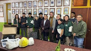 El secretario de Producción e Industria del municipio de Perico, Martín Miguel Llanos; y el gerente de Tsingshan South América, Santiago Bustelo (ambos al centro), en su visita a la Escuela Provincial Agrotécnica n.ro 7 "Ing. Ricardo Hueda" de Perico.